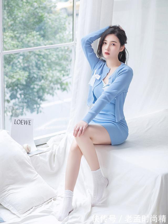 针织 美女蓝色针织连衣裙搭配一件针织衫,满满的氛围感,很漂亮
