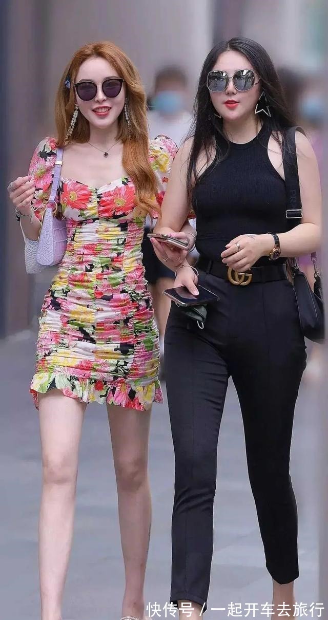 姐妹花 这对闺蜜就像一对姐妹花,两人穿着风格不同,发型颜色不同,养眼!