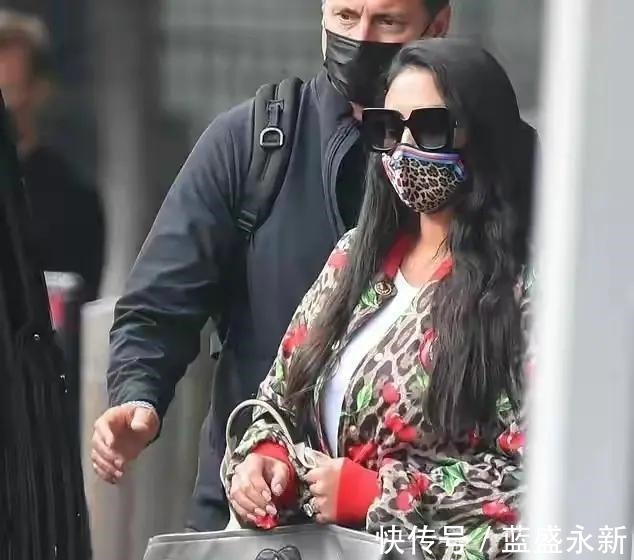 科比|有谁关注科比妻子瓦妮莎手腕里挎着的包!