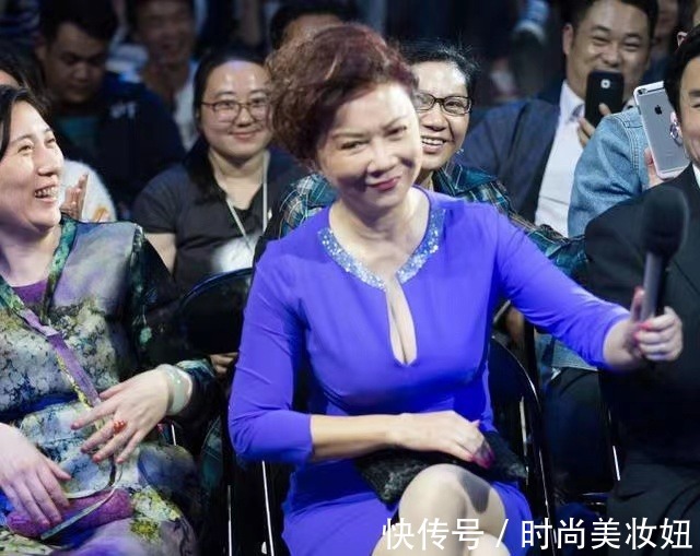 连衣裙|蔡明真的不在乎年龄,穿紫色深V连衣裙亮相,被她的身材惊艳了