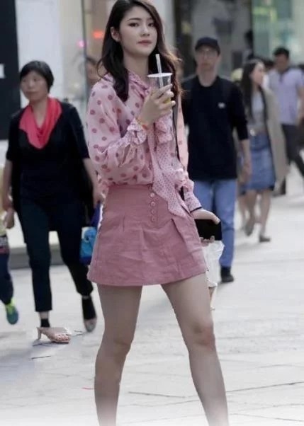 街拍:身材高挑的美女,一条时尚靓丽短裙,尽显优雅的女神气质