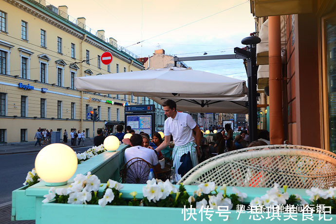 俄罗斯浪漫古都，圣彼得堡华灯初上，有一种惊艳叫夜色