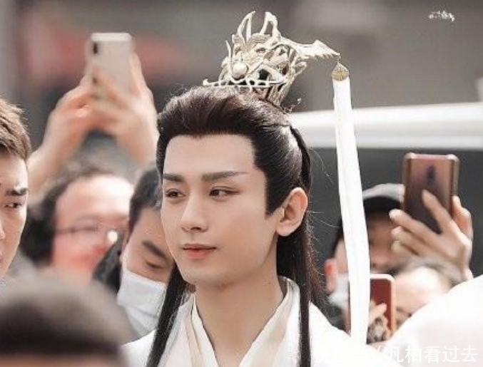 成毅空守剧组，女主杨紫忙于录制《向往》，张艺兴装扮超帅