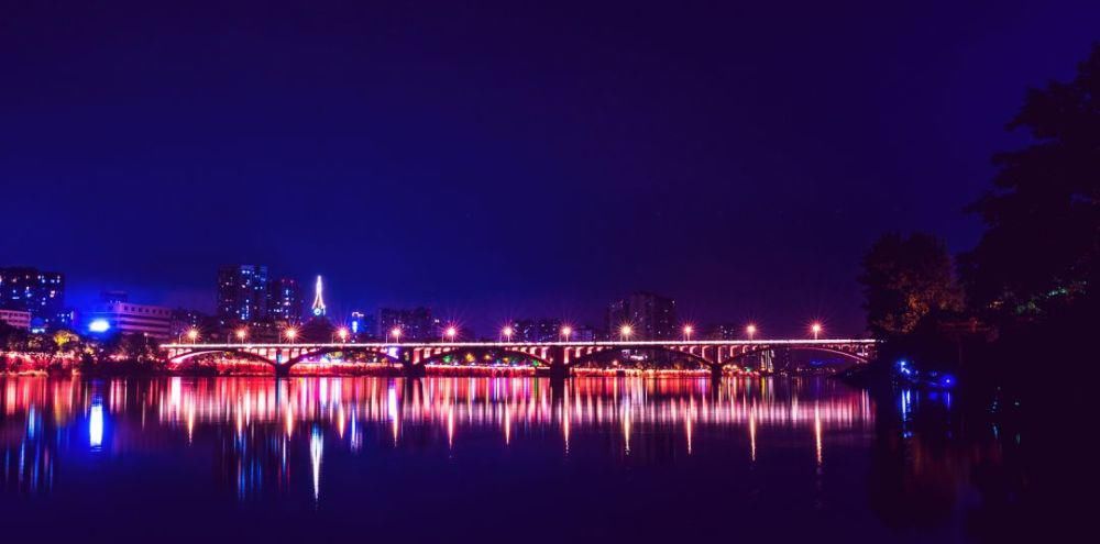 中年|乐山的夜景，好惊艳！