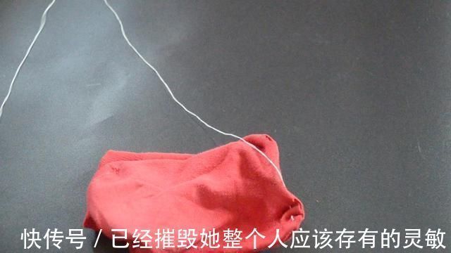 缝纫|穿破的袜子不要扔,简单剪一刀,旧袜子变得和新的一样,太实用了