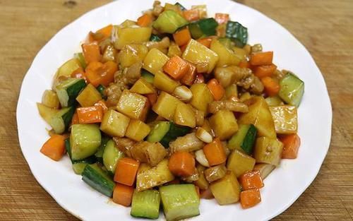 土豆不要炒土豆丝了,教你一道传统老菜炒三丁,做法简单好吃下饭