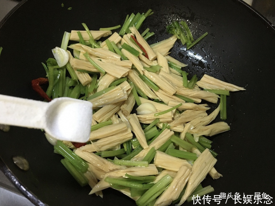 春天這菜我家經常吃,清爽開胃又好吃,簡單快手,孩子常吃身體棒