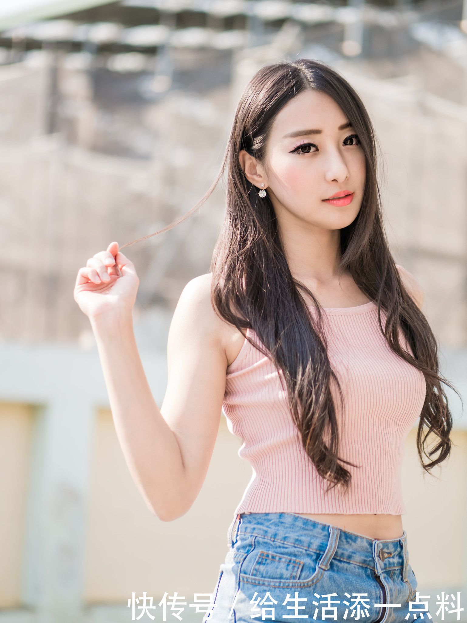 清爽靓丽的吊带背心如何搭配才能让女孩子更加清新靓丽呢?