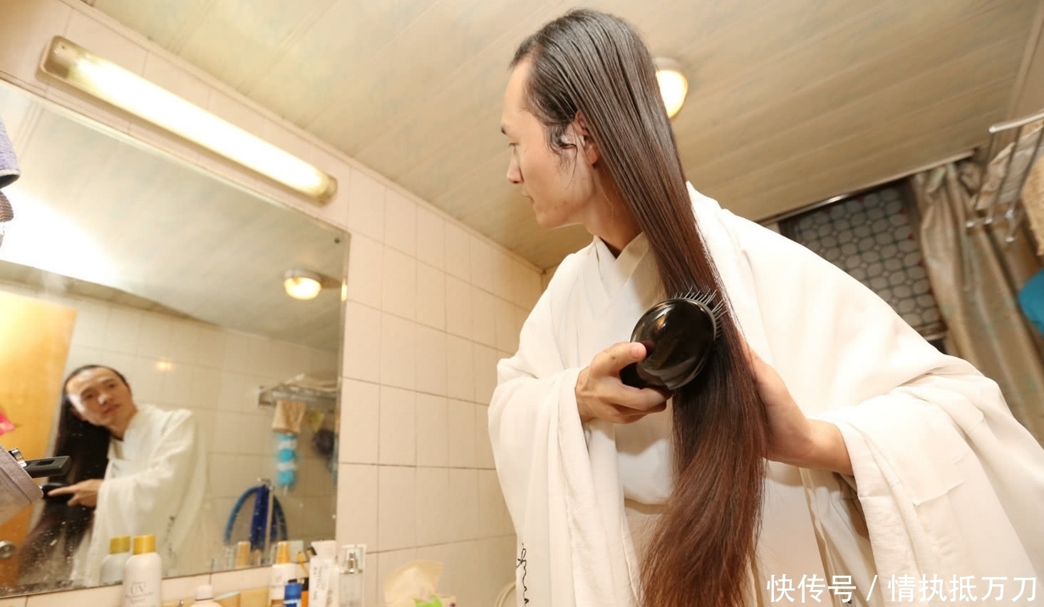 金少白|奇闻:男子喜爱汉文化,蓄长发穿汉服白衣飘飘,每天穿汉服上班