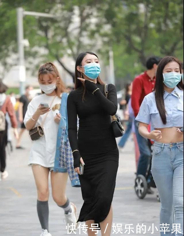 连衣裙|纯黑针织开叉连衣裙的穿搭,彰显她那如空谷幽兰般的优雅高贵