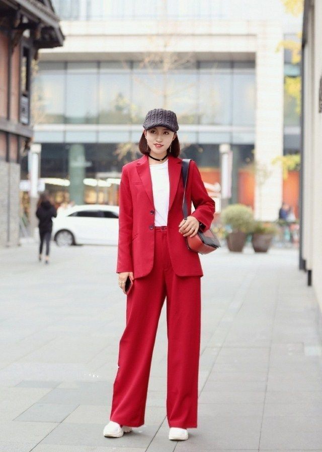 街拍:肤如凝脂的美女,吊带上衣配牛仔裤,时尚气质十足