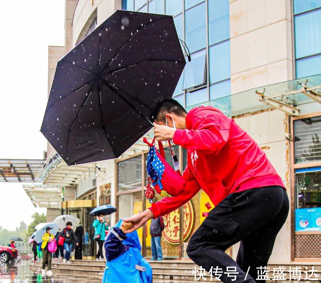 小咖啡|《羽毛球》封面来了！谌龙放缓步调，品味人生的浓香悠长！