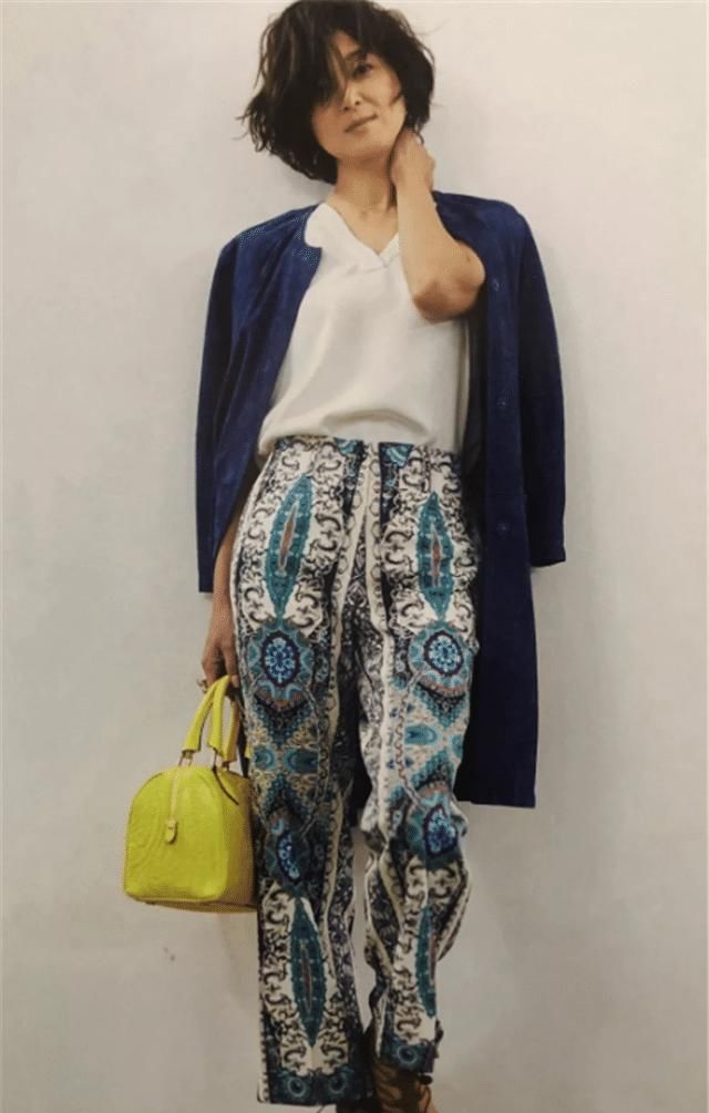 女人中年以后，穿衣打扮要“得体”，更要学会不装嫩不显老，共勉