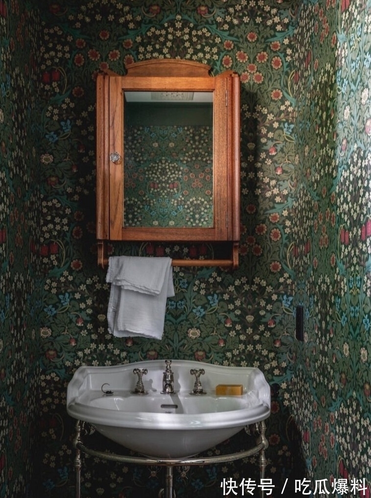 红酒|退休后的梦想家,深木色家具花壁纸,一起感受岁月静好的乡村住宅