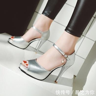 女人们 穿上心爱的尖头细跟鞋,衬托出一种摩登时尚感