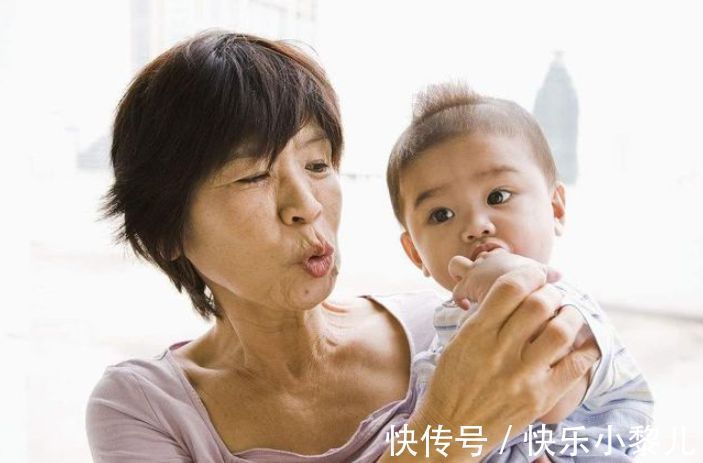 带娃|老人“清醒式带娃”受赞,不再卖力大包大揽,三代人却可以很幸福