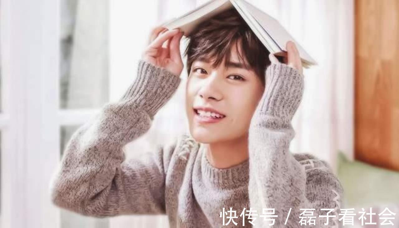 有种“意外”叫何炅给易烊千玺改名,把第二个字换掉,都说很合适-