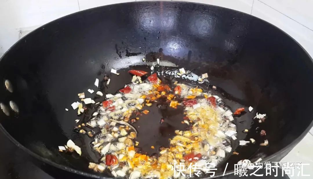 茄子|米饭怎么做才好吃吗,锅里一焖,既有菜又有饭,上桌全家都抢着吃