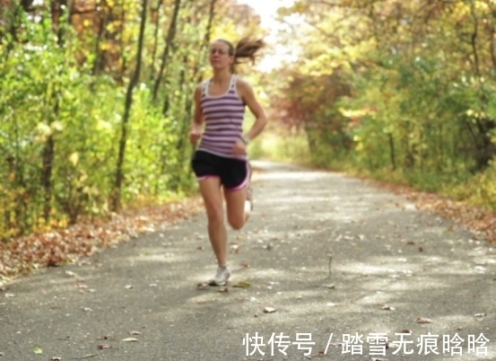 女人|55岁女人饱受更年期折磨，2月后症状消失，妇医：女人值得学习