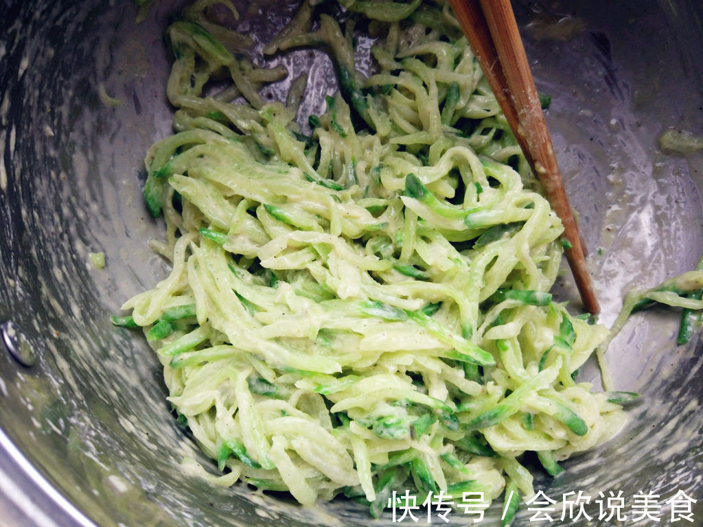 秋天萝卜大量上市，鲜嫩可口，多买点回来炸着吃真香