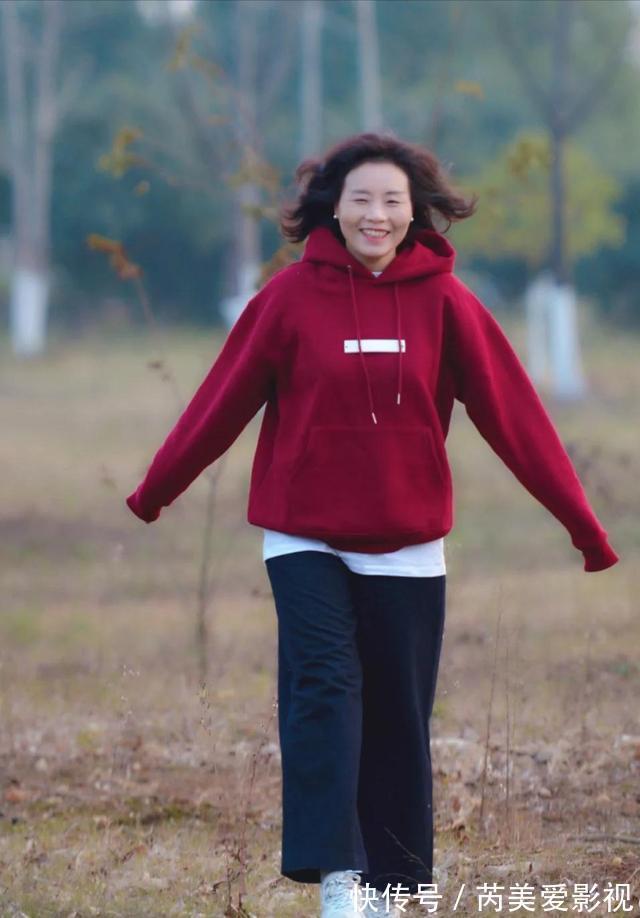 阔腿裤|年过50的女性，穿运动鞋少配修身裤，运动鞋+阔腿裤，休闲时髦