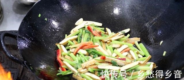 红干椒|冬天多吃芹菜身体好，分享5种芹菜做法，清爽解腻，孩子不挑食！