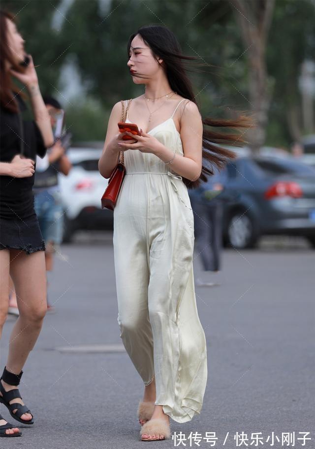 高腰 吊带裙最能展现淑女风范,晶莹剔透不食人间烟火,温柔甜美