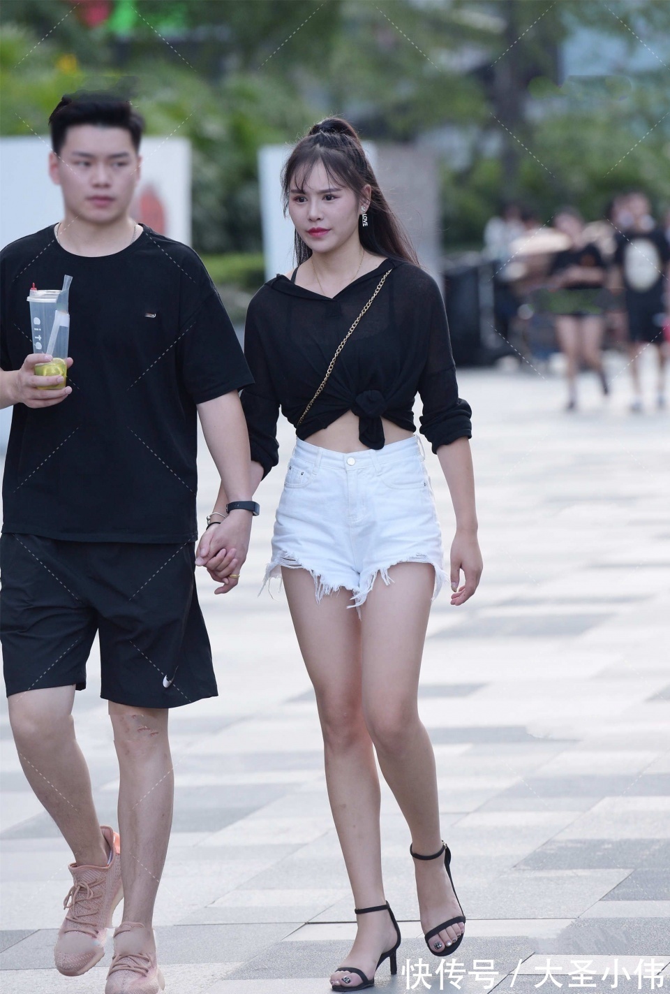 街拍|美女街拍:有这么漂亮的女朋友,你还会盯着其他女生看吗?我反正是不会