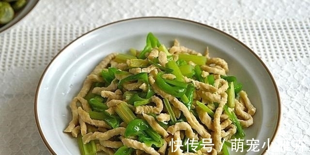 3个朋友来串门,午餐简单做了4菜1汤花了50块钱,网友:太抠门了