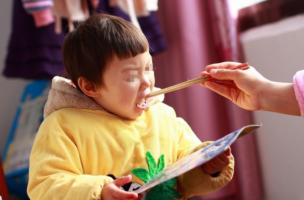 辅食|宝宝多大可以吃大人饭？满足俩条件，有几种食物尽量不吃，伤脾胃