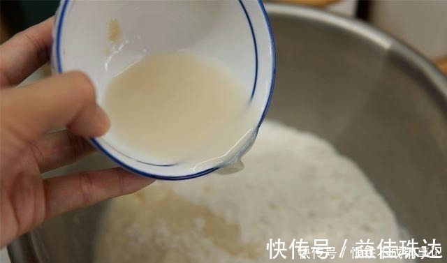 孩子最近爱上的早餐饼，连吃7天都不腻，咸香有层次，凉了也不硬