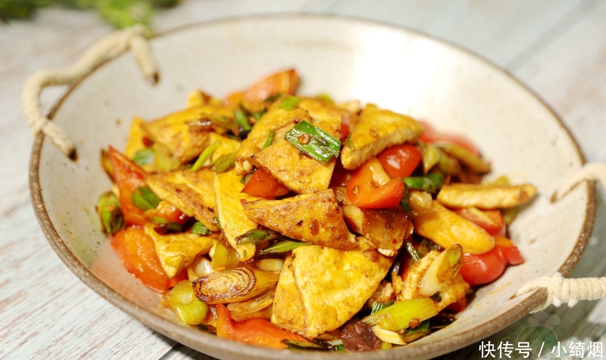 蒜苗|一块豆腐,几根蒜苗,10分钟做一锅!又香又简单,减肥也零负担