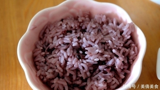 三口人的晚饭吃得清淡些，三个菜一个主食，简单易做经济实惠