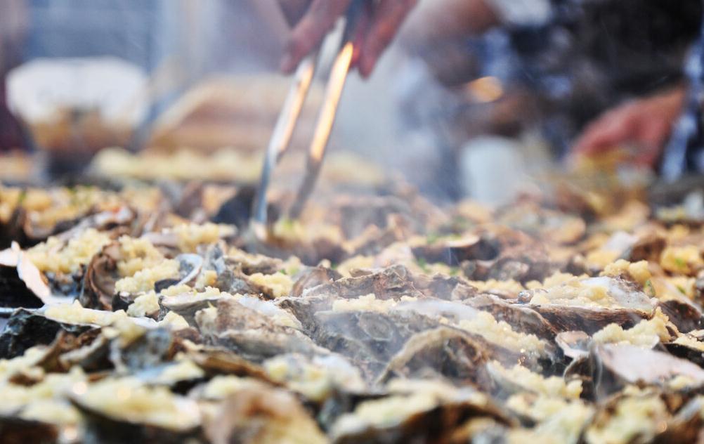 吃生蚝就得按桶算,4种做法天天不重样,最后一种我吃宵夜必点