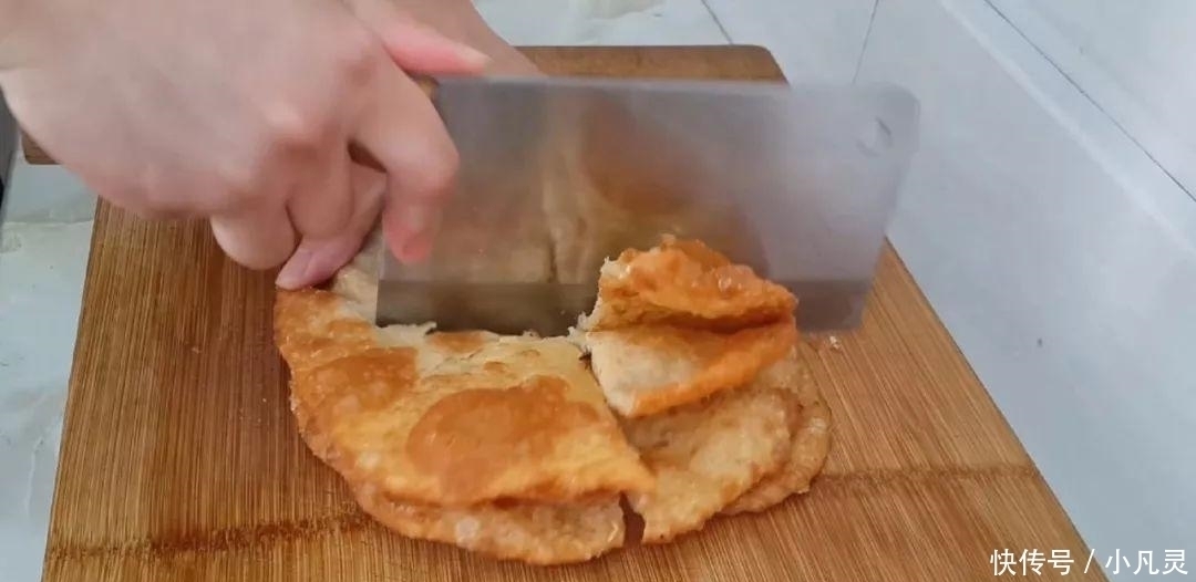 面粉|面粉这样做才最好吃,不用发面,出锅后个个鼓大泡,比油条都好吃