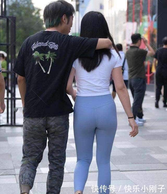 搭配 束腰贴身的瑜伽裤，修身的版型凸显身材，非常不错