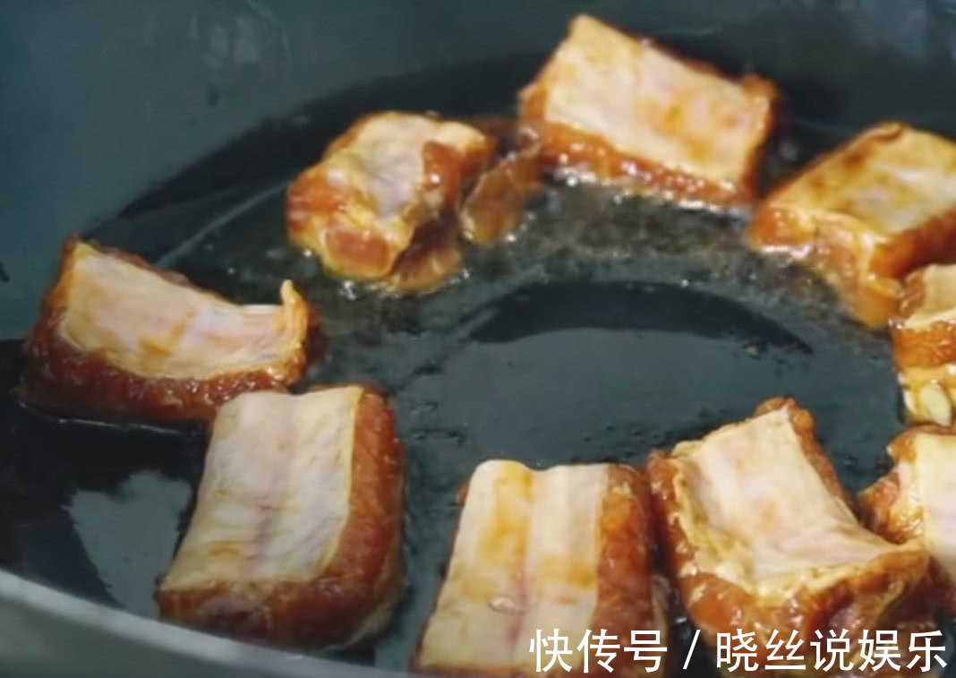 葱段|排骨不要炖土豆了，媳妇给里面倒了一碗面粉，老公不够吃了
