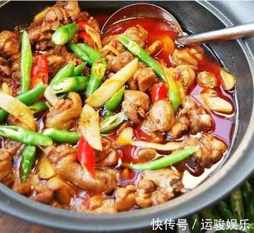 简单实在的几道家常菜，好吃不贵有营养，家人坐在一起吃的很温馨