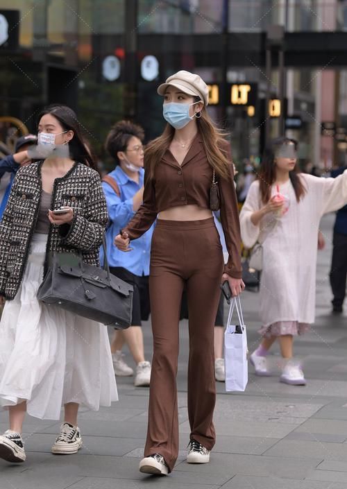  套服|深咖色套服，搭配浅色帽子，散发休闲职场范儿