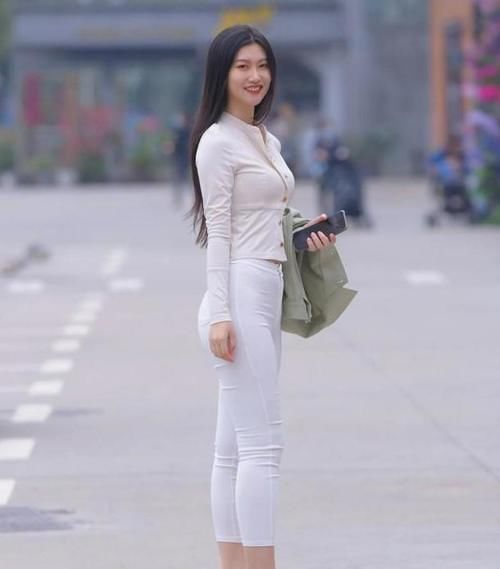 高雅 美女脚上搭配上一双裸色的尖头高跟鞋,整体气质会显得更加的优雅