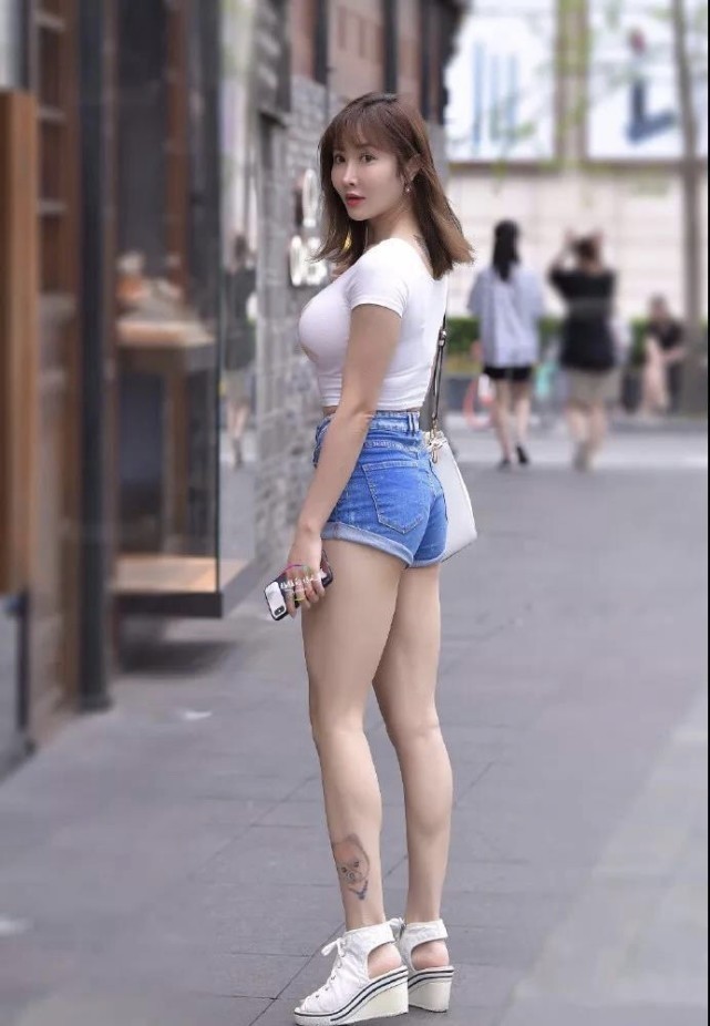 超级可爱 夏日时尚清凉穿搭,牛仔短裤+短袖T恤搭配,青春减龄知性有范儿
