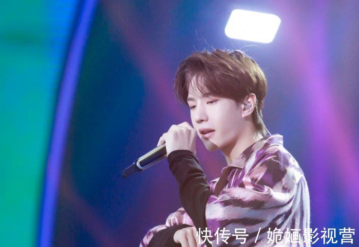 热舞|王一博节目热舞完,谁注意他第一个拥抱的是谁?两人关系不一般