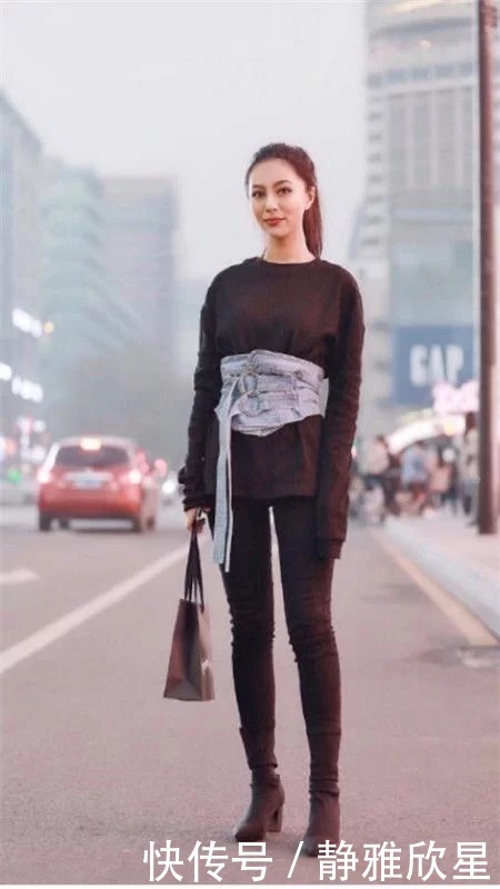 背心|街拍：小美女身穿背心搭配宽松裤，显得清纯干练，展现出自然美感