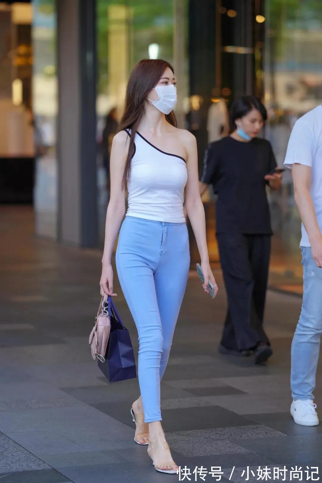 街拍穿牛仔裤的女孩