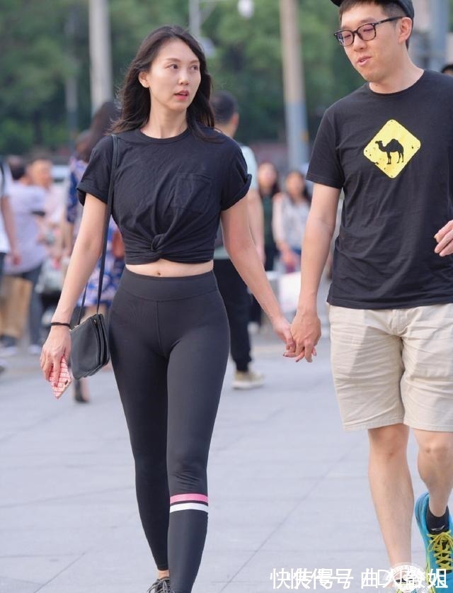 俏皮 打底裤的装扮俏皮可人穿出优雅高贵的气质,很有时尚感!