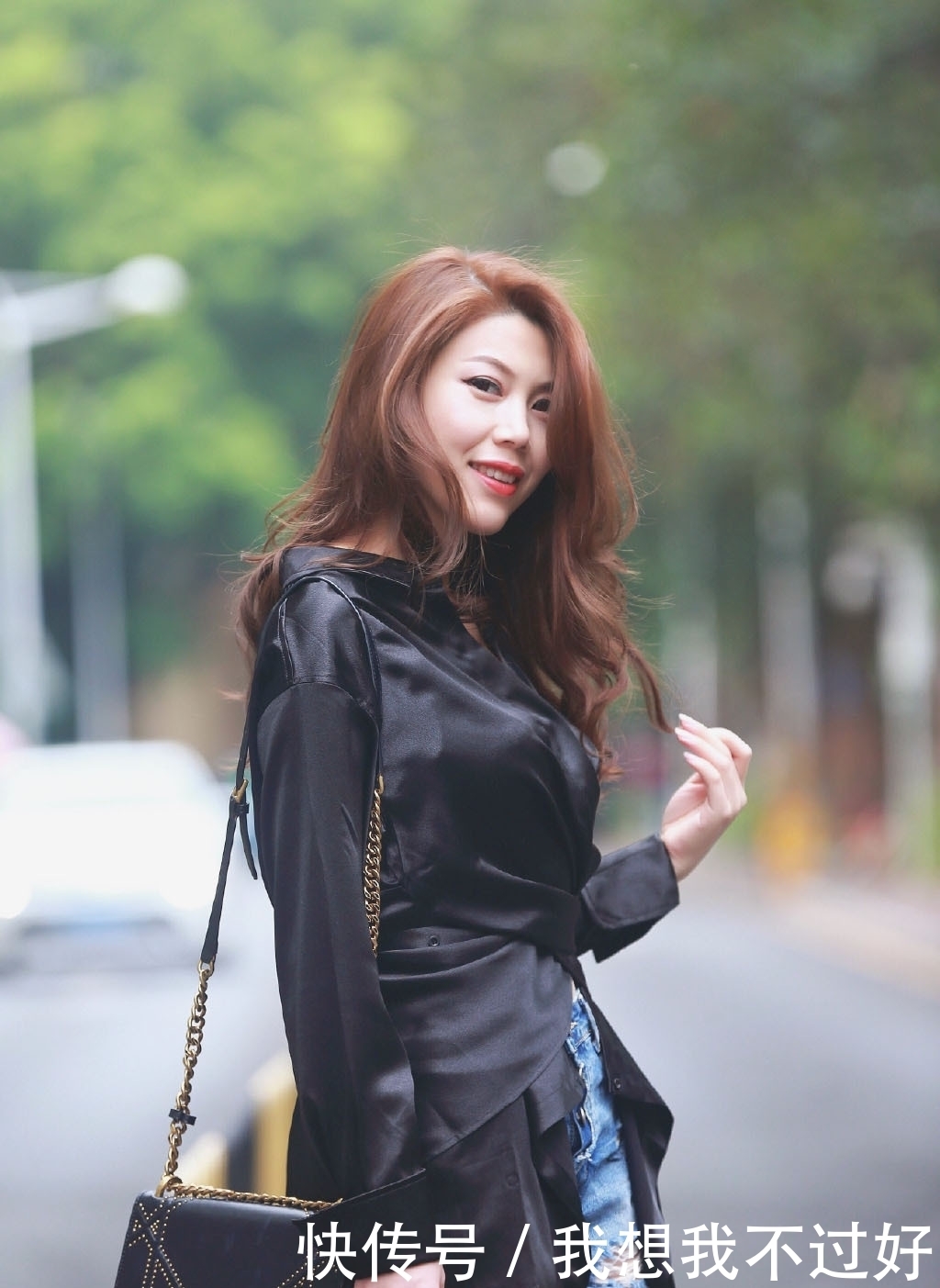 比例|街拍黄金身材比例的长腿美女,黑色休闲风上衣搭配短裙,气场十足