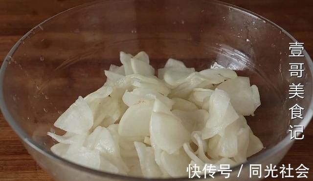 白萝卜怎么做最好吃，大厨教你，加1碗花生米，开胃下饭又解馋