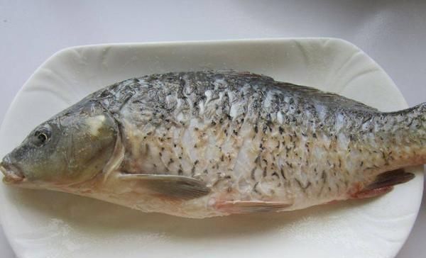 鱼刺卡在喉咙里,别再喝醋吞米饭,教你1招,鱼刺自己跑出来