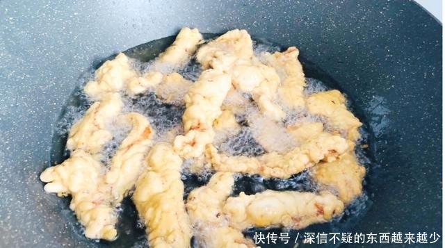 炸酥肉时，不要直接下锅炸，多做一步，酥肉鲜香好吃，越嚼越香