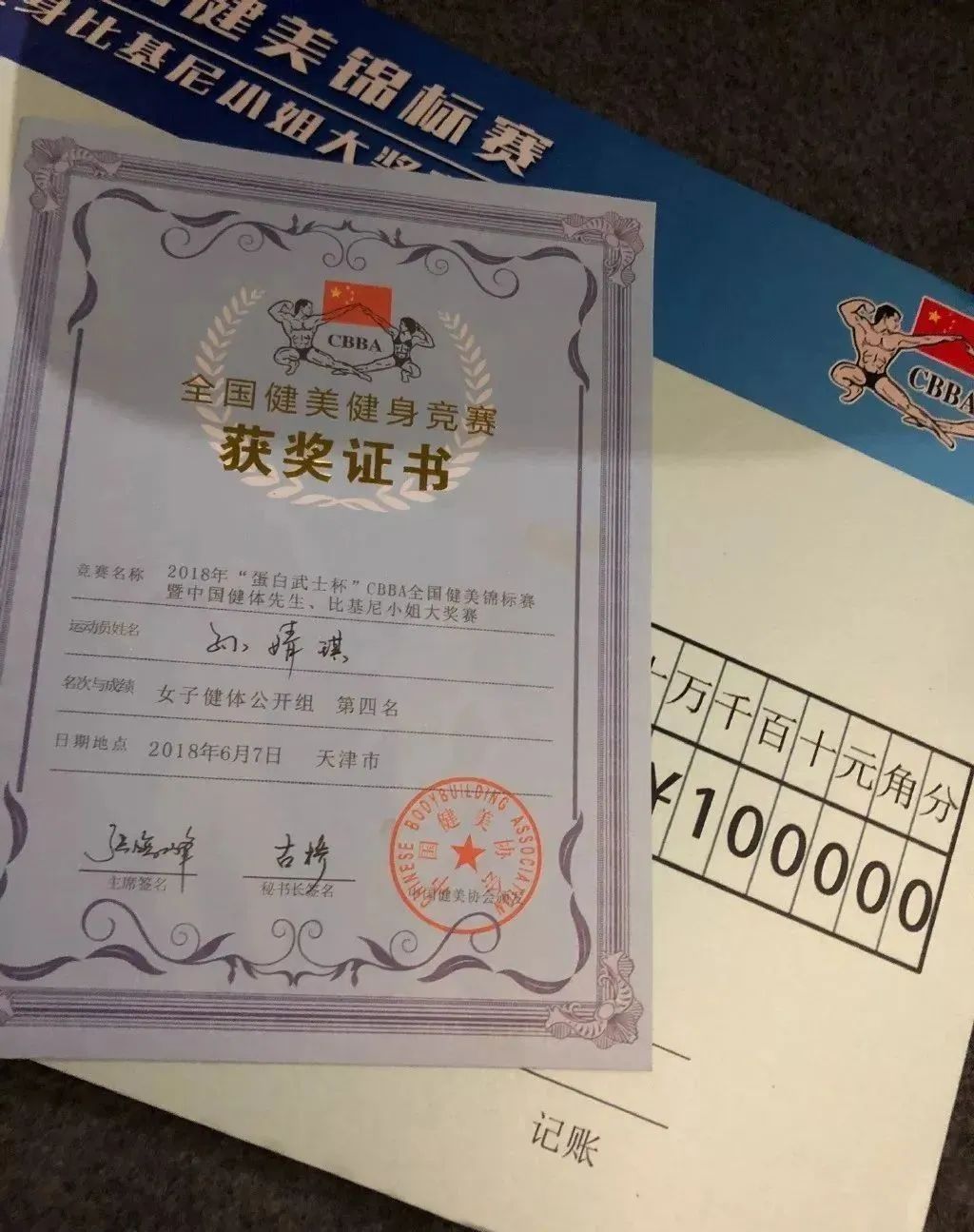 动作|她是最健壮的姑娘拥有麒麟臂、完美腹肌的小姐姐是如何练腹的